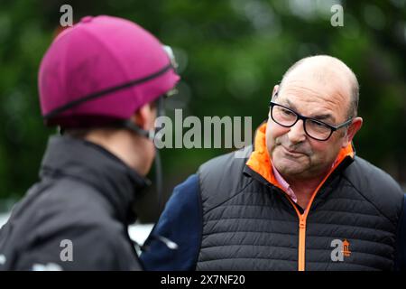 Trainer Roger Teal (rechts) auf der Epsom Downs Racecourse, Surrey, vor dem Betfred Derby Festival ab dem 31. Mai. Bilddatum: Dienstag, 21. Mai 2024. Stockfoto