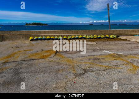 Gewinnung der Lotterie Bunte Bojen mit Zahlen und Buchstaben an der Küste Kroatien Jadran Stockfoto