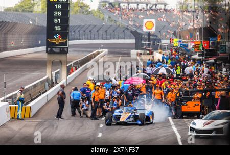 Indianapolis, Usa. Mai 2024. Kyle Larson fährt während der „Fast 12“ während der Qualifikation für den 2024 Indy 500 auf dem Indianapolis Motor Speedway. (Foto: Jeremy Hogan/SOPA Images/SIPA USA) Credit: SIPA USA/Alamy Live News Stockfoto