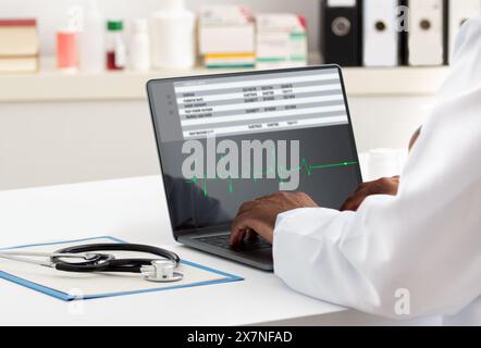 Kardiologe, der im Büro mit Laptop arbeitet. Gesundheitskonzept Stockfoto