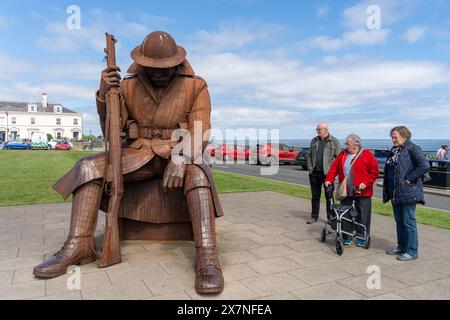 Seaham, County Durham, Vereinigtes Königreich Tommy - eine Statue eines Soldaten aus dem Ersten Weltkrieg von Ray Lonsdale, ein Wahrzeichen in der Küstenstadt. Stockfoto