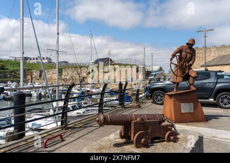 Seaham, County Durham, Großbritannien. Die Coxswain-Skulptur von Ray Lonsdale am Hafen in der Stadt. Stockfoto