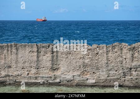 Batroun phönizische Mauer, auf einem Sandfelsen gelegen, der seit der Antike als Steinbruch genutzt wurde. Stockfoto