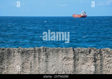 Batroun phönizische Mauer, auf einem Sandfelsen gelegen, der seit der Antike als Steinbruch genutzt wurde. Stockfoto