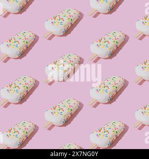Trendiges Sonnenlicht farbenfrohes Eis-Eis-Eis-Muster auf pastellrosa Hintergrund. Minimales Sommerkonzept. Eisästhetik. Stockfoto
