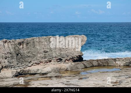 Batroun phönizische Mauer, auf einem Sandfelsen gelegen, der seit der Antike als Steinbruch genutzt wurde. Stockfoto