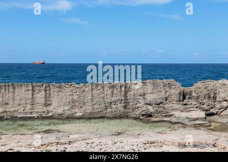 Batroun phönizische Mauer, auf einem Sandfelsen gelegen, der seit der Antike als Steinbruch genutzt wurde. Stockfoto