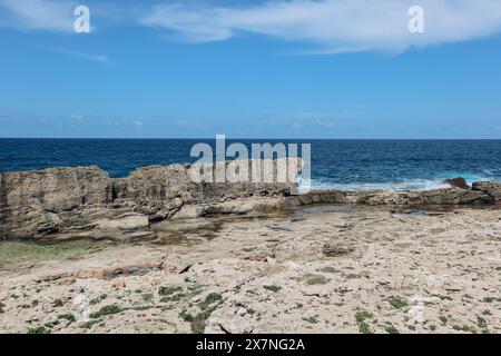 Batroun phönizische Mauer, auf einem Sandfelsen gelegen, der seit der Antike als Steinbruch genutzt wurde. Stockfoto