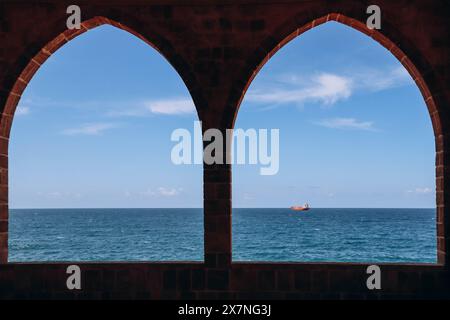 Blick auf das Mittelmeer von der orthodoxen Kirche in Batroun, Libanon Stockfoto