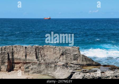 Batroun phönizische Mauer, auf einem Sandfelsen gelegen, der seit der Antike als Steinbruch genutzt wurde. Stockfoto