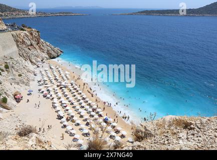 KAS, ANTALYA, TÜRKEI - 09.AUGUST 2018: Berühmter Kaputas-Strand mit Menschen und Blick auf das Mittelmeer Stockfoto