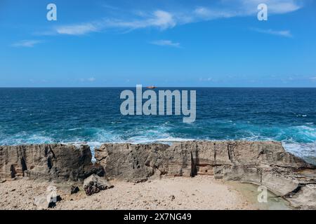 Batroun phönizische Mauer, auf einem Sandfelsen gelegen, der seit der Antike als Steinbruch genutzt wurde. Stockfoto