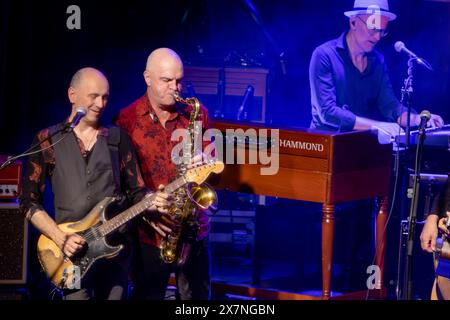 Die Seilschaft – die Band von Gerhard Gundermann – mit Mario Ferraro Gitarre, Andreas Wieczorek Saxofon, Flöte und Michael Nass Keyboards, Akkordeon L-R live in der Börse Coswig. *** Die Seilschaft die Band von Gerhard Gundermann mit Mario Ferraro Gitarre, Andreas Wieczorek Saxophon, Flöte und Michael Nass Keyboards, Akkordeon L R live an der Börse Coswig Stockfoto
