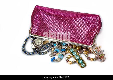 Kosmetikerin mit Ornamenten, Ornamenten, rosa Kosmetiktasche, rosa Kosmetiktasche mit Ornamenten auf weißem Hintergrund Stockfoto