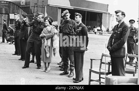 OPERATION BEISST Februar 1942. König George VI. Und Königin Elizabeth auf dem RAF Ringway feiern den Erfolg des Überfalls bei der Eroberung deutscher Radargeräte. Die Königin steht mit Charles Pickford und John Frost hinter dem König. Stockfoto