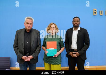 Vorstellung der Jahresstatistik 2023 zu rechter und rassistischer Gewalt sowie zum Anstieg insbesondere bei rassistisch und antisemitisch motivierten Gewalttaten am 21. Mai 2024 in Berlin. Im Bild vlnr.: Jens-Christian Wagner, Leiter der Stiftung Gedenkstaetten Buchenwald und Mittelbau-Dora Judith Porath, Vorstandsmitglied Verband der Beratungsstellen für Betroffene rechter, rassistischer und antisemitischer Gewalt VBRG e.V. Pedro M., Student der Wirtschaftswissenschaften aus Sachsen. Siehe epd-Meldung vom 21.05.2024 NUR ZUR REDAKTIONELLEN VERWENDUNG *** Darstellung der jährlichen Statistiken 2023 zu Rechts-W Stockfoto