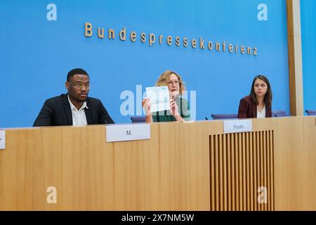 Vorstellung der Jahresstatistik 2023 zu rechter und rassistischer Gewalt sowie zum Anstieg insbesondere bei rassistisch und antisemitisch motivierten Gewalttaten am 21. Mai 2024 in Berlin. Im Bild vlnr.: Jens-Christian Wagner, Leiter der Stiftung Gedenkstaetten Buchenwald und Mittelbau-Dora Pedro M., Student der Wirtschaftswissenschaften aus Sachsen Judith Porath, Vorstandsmitglied Verband der Beratungsstellen für Betroffene rechter, rassistischer und antisemitischer Gewalt VBRG e.V. Siehe epd-Meldung vom 21.05.2024 NUR ZUR REDAKTIONELLEN VERWENDUNG *** Darstellung der jährlichen Statistiken 2023 zu Rechts-W Stockfoto