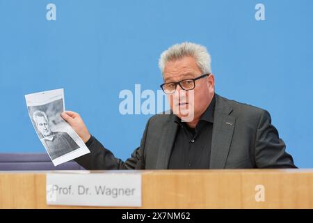 Vorstellung der Jahresstatistik 2023 zu rechter und rassistischer Gewalt sowie zum Anstieg insbesondere bei rassistisch und antisemitisch motivierten Gewalttaten am 21. Mai 2024 in Berlin. Im Bild: Jens-Christian Wagner, Leiter der Stiftung Gedenkstaetten Buchenwald und Mittelbau-Dora zeigt den Medienvertretern einen antisemitischen Schmaehbrief den er erhalten hat. Siehe epd-Meldung vom 21.05.2024 NUR REDAKTIONELLE VERWENDUNG *** Präsentation der Jahresstatistik 2023 über rechte und rassistische Gewalt und den Anstieg rassistischer und antisemitischer Gewalt insbesondere am 21. Mai 2024 in Berlin im pict Stockfoto