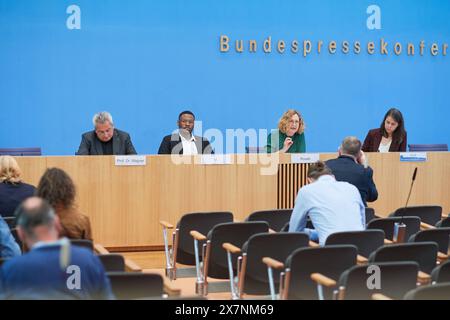 Vorstellung der Jahresstatistik 2023 zu rechter und rassistischer Gewalt sowie zum Anstieg insbesondere bei rassistisch und antisemitisch motivierten Gewalttaten am 21. Mai 2024 in Berlin. Im Bild vlnr.: Jens-Christian Wagner, Leiter der Stiftung Gedenkstaetten Buchenwald und Mittelbau-Dora Pedro M., Studentin der Wirtschaftswissenschaften aus Sachsen Judith Porath, Vorstandsmitglied Verband der Beratungsstellen für Betroffene rechter, rassistischer und antisemitischer Gewalt VBRG e.V. und Jana Wolf, Moderatorin der Bundespressekonferenz. Siehe epd-Meldung vom 21.05.2024 NUR REDAKTIONELLE VERWENDUNG *** Stockfoto