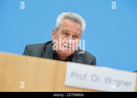 Vorstellung der Jahresstatistik 2023 zu rechter und rassistischer Gewalt sowie zum Anstieg insbesondere bei rassistisch und antisemitisch motivierten Gewalttaten am 21. Mai 2024 in Berlin. Im Bild: Jens-Christian Wagner, Leiter der Stiftung Gedenkstaetten Buchenwald und Mittelbau-Dora zeigt den Medienvertretern einen antisemitischen Schmaehbrief den er erhalten hat. Siehe epd-Meldung vom 21.05.2024 NUR REDAKTIONELLE VERWENDUNG *** Präsentation der Jahresstatistik 2023 über rechte und rassistische Gewalt und den Anstieg rassistischer und antisemitischer Gewalt insbesondere am 21. Mai 2024 in Berlin im pict Stockfoto