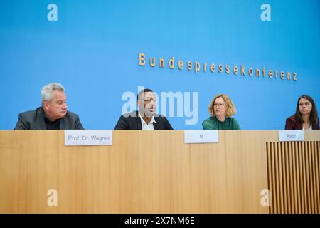 Vorstellung der Jahresstatistik 2023 zu rechter und rassistischer Gewalt sowie zum Anstieg insbesondere bei rassistisch und antisemitisch motivierten Gewalttaten am 21. Mai 2024 in Berlin. Im Bild vlnr.: Jens-Christian Wagner, Leiter der Stiftung Gedenkstaetten Buchenwald und Mittelbau-Dora Pedro M., Studentin der Wirtschaftswissenschaften aus Sachsen Judith Porath, Vorstandsmitglied Verband der Beratungsstellen für Betroffene rechter, rassistischer und antisemitischer Gewalt VBRG e.V. und Jana Wolf, Moderatorin der Bundespressekonferenz. Siehe epd-Meldung vom 21.05.2024 NUR REDAKTIONELLE VERWENDUNG *** Stockfoto