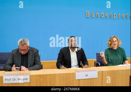 Vorstellung der Jahresstatistik 2023 zu rechter und rassistischer Gewalt sowie zum Anstieg insbesondere bei rassistisch und antisemitisch motivierten Gewalttaten am 21. Mai 2024 in Berlin. Im Bild vlnr.: Jens-Christian Wagner, Leiter der Stiftung Gedenkstaetten Buchenwald und Mittelbau-Dora Pedro M., Student der Wirtschaftswissenschaften aus Sachsen Judith Porath, Vorstandsmitglied Verband der Beratungsstellen für Betroffene rechter, rassistischer und antisemitischer Gewalt VBRG e.V. Siehe epd-Meldung vom 21.05.2024 NUR ZUR REDAKTIONELLEN VERWENDUNG *** Darstellung der jährlichen Statistiken 2023 zu Rechts-W Stockfoto