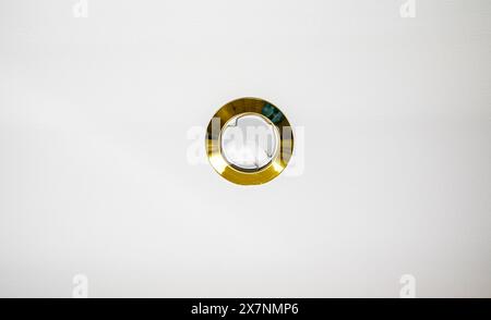 LED-Glühlampe in die Gipsdecke integriert. Stockfoto