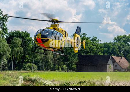 Osnabrück, Deutschland 20. Mai 2024: Ein Rettungshubschrauber, RTH, bei einem Einsatz. Christopher Europa 2 Niedersachsen *** Osnabrück, Deutschland 20 Mai 2024 Ein Rettungshubschrauber RTH, auf einer Mission Christopher Europa 2 Niedersachsen Copyright: XFotostandx/xReissx Stockfoto