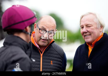 David Fish (rechts), Besitzer und Züchter von Dancing Gemini mit Trainer Roger Teal (Mitte) auf der Epsom Downs Racecourse, Surrey, vor dem Betfred Derby Festival ab dem 31. Mai. Bilddatum: Dienstag, 21. Mai 2024. Stockfoto