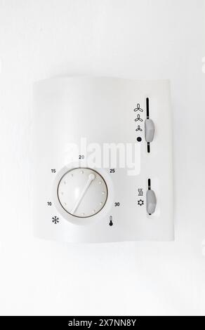 Bedienfeld für eingebaute Klimaanlagen an der Wand. Stockfoto