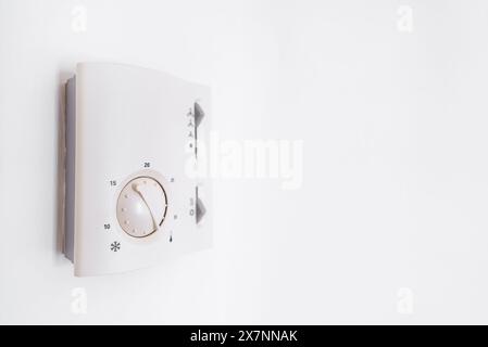 Bedienfeld für eingebaute Klimaanlagen an der Wand. Stockfoto