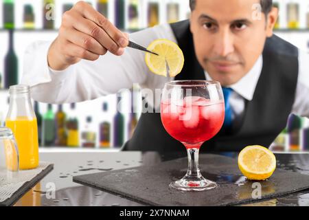 Im Night Club macht kompetente Barkeeper cocktail Stockfoto