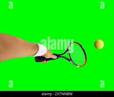 Nahaufnahme der Hand mit einem Tennisschläger, der einen Ball trifft isoliert auf weißem Hintergrund isolierter Ausschnitt auf grünem Hintergrund mit Chroma-Schlüssel Stockfoto