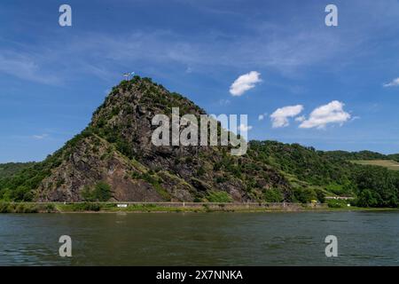 Loreley: Weltbekannte Felsen am Rhein. - Blick auf den Loreley-Felsen, der am Ufer des Rheins bei St. Goarshausen mehr als 130 m aus der Landschaft r Stockfoto