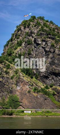 Loreley: Weltbekannte Felsen am Rhein. - Blick auf den Loreley-Felsen, der am Ufer des Rheins bei St. Goarshausen mehr als 130 m aus der Landschaft r Stockfoto