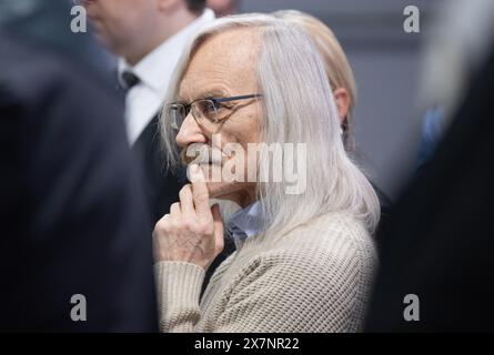 21. Mai 2024, Hessen, Frankfurt/Main: Zu Beginn des Verfahrens gegen die vermeintliche Gruppe der Reichsbürger steht der Angeklagte Maximilian Eder hinter dem Dock in der Niederlassung Sossenheim des Oberlandesgerichts Frankfurt. Die Bundesanwaltschaft wirft den neun Angeklagten unter anderem die Mitgliedschaft in einer terroristischen Organisation vor. Foto: Boris Roessler/dpa-Pool/dpa Stockfoto