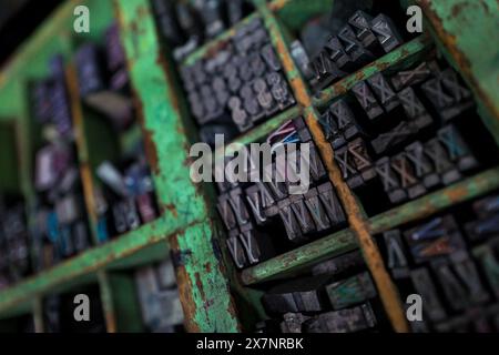 Die beweglichen Buchdrucktypen aus Metall werden in einem Typenkoffer in einer Antiquitätendruckerei in Cali, Kolumbien, gelagert. Stockfoto