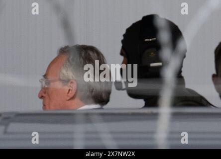 21. Mai 2024, Hessen, Frankfurt/Main: Zu Beginn des Verfahrens gegen die vermeintliche Gruppe der Reichsbürger wird der Hauptangeklagte Heinrich XIII. Prinz Reuß (l) von SEK-Beamten in den Gerichtssaal der Niederlassung Sossenheim des Oberlandesgerichts Frankfurt gebracht. Die Bundesanwaltschaft wirft den neun Angeklagten unter anderem die Mitgliedschaft in einer terroristischen Organisation vor. Foto: Boris Roessler/dpa Stockfoto