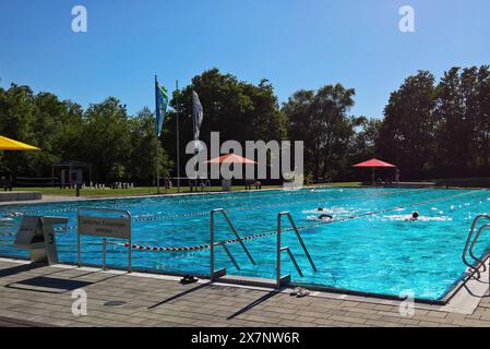 Landkreis Deggendorf, Erlebnis-Freibad bzw Schwimmbad in Plattling, Niederbayern. Foto: 50m Schwimmbecken *** Deggendorf Bezirk, Erlebnisfreischwimmbad oder Schwimmbad in Plattling, Niederbayern Foto 50m Schwimmbad Stockfoto
