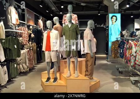 Primark ist ein international tätiger Textil-Discounter mit Hauptsitz in Dublin in der Republik Irland. In Primark-Filialen, die in der Regel mehrere Tausend Quadratmeter Verkaufsfläche bieten, werden Textilien, Schuhe und Accessoires für Damen, Herren und Kinder sowie Artikel für den Wohnbedarf und Kosmetik zu niedrigen Preisen verkauft. Primark-Filiale im PEP Einkaufszentrum, München-Neuperlach *** Primark ist ein international tätiger Discount-Bekleidungshändler mit Hauptsitz in Dublin in der Republik Irland Primark Stores, die in der Regel mehrere tausend Quadratmeter Verkaufsfläche anbieten, verkaufen Stockfoto