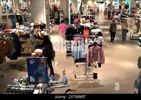 Primark ist ein international tätiger Textil-Discounter mit Hauptsitz in Dublin in der Republik Irland. In Primark-Filialen, die in der Regel mehrere Tausend Quadratmeter Verkaufsfläche bieten, werden Textilien, Schuhe und Accessoires für Damen, Herren und Kinder sowie Artikel für den Wohnbedarf und Kosmetik zu niedrigen Preisen verkauft. Primark-Filiale im PEP Einkaufszentrum, München-Neuperlach *** Primark ist ein international tätiger Discount-Bekleidungshändler mit Hauptsitz in Dublin in der Republik Irland Primark Stores, die in der Regel mehrere tausend Quadratmeter Verkaufsfläche anbieten, verkaufen Stockfoto