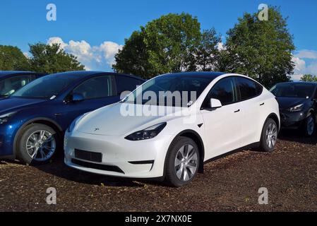 Tesla eAuto – Neuwagen. Tesla, Inc. – Bis 1. Februar 2017 Tesla Motors, ist ein börsennotierter US-amerikanischer Autohersteller mit Sitz in Austin, der neben Elektroautos auch Batteriespeicher, Batterie-Speicherkraftwerke und Photovoltaikanlagen produziert. Gegründet wurde das Unternehmen im Jahr 2003 von Martin Eberhard und Marc Tarpenning, die 2008 ausschieden. Im Frühjahr 2004 steigt Risikokapital-Investoren ein, Elon Musk wurde Aufsichtsratsvorsitzender und ist seitdem prägende Figur von Tesla. Das Unternehmen unterhält Stand Oktober 2023 mehrere Produktionsstandorte in den Vereinigten Staaten Stockfoto
