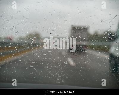 Piacenza, Italien - 22. April 2024 Eine Autobahnszene unter bewölktem Himmel mit Autos und Lastwagen mit Straßenschildern und einem regnerischen Tag auf Motorwa Stockfoto