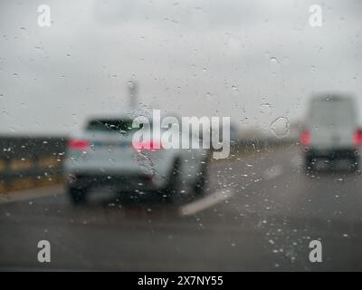 Piacenza, Italien - 22. April 2024 Eine Autobahnszene unter bewölktem Himmel mit Autos und Lastwagen mit Straßenschildern und einem regnerischen Tag auf Motorwa Stockfoto