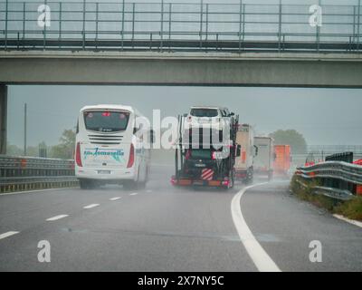 Piacenza, Italien - 22. April 2024 Eine Autobahnszene unter bewölktem Himmel mit Autos und Lastwagen mit Straßenschildern und einem regnerischen Tag auf Motorwa Stockfoto