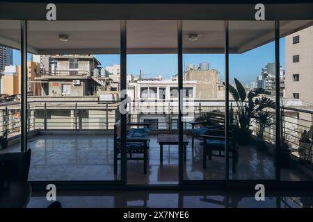 Blick auf das Achrafieh-Viertel in Beirut durch die Terrasse eines hohen Gebäudes Stockfoto