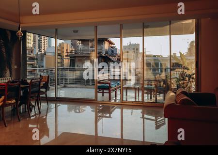 Blick auf das Achrafieh-Viertel in Beirut durch die Terrasse eines hohen Gebäudes Stockfoto