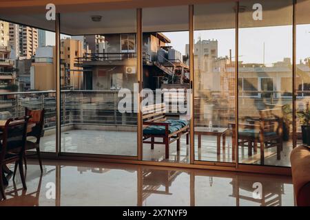 Blick auf das Achrafieh-Viertel in Beirut durch die Terrasse eines hohen Gebäudes Stockfoto
