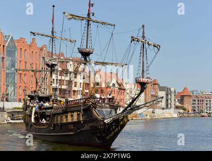 Die Lew Pirate River Kreuzfahrt Galeonenschiff auf dem Motlawa River in der Altstadt von Danzig, Polen, Europa, EU Stockfoto