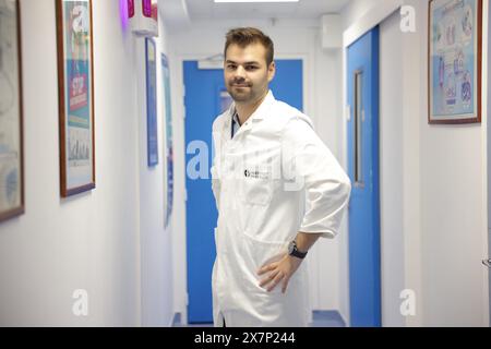 © PHOTOPQR/LE PARISIEN/Olivier Arandel ; Paris ; 16/05/2024 ; Paris, France Jeudi 16 mai 2024 Institut Pasteur Bejamin Dupuis, Doktor à l'institut Pasteur Lutte contre les maladies transmisesnt par le moustiques. Dengue, chikungunya, Zika Insectarium dédié aux élevages de moustiques, et notamment le moustique tigre, Aedes albopictus, présent dans plus de 51 Départements en France et 20 pays européens en plus de son aire de Distribution naturelle dans la ceinture intertropicale. PARIS FRANKREICH 16. MAI 2024 PASTEUR INSTITUT Kampf gegen Krankheiten, die durch Mücken übertragen werden. Den Stockfoto
